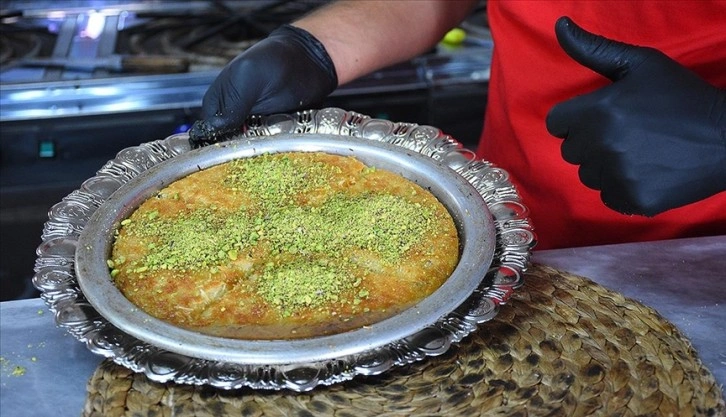 Hatay'ın tescilli künefesi prefabrik çarşıda bayram için hazırlanıyor