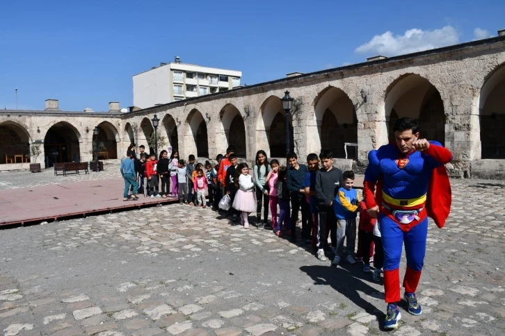 Hataylı çocuklara tarihi külliyede moral etkinliği
