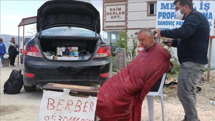 Hataylı depremzede berber, iş yerini otomobiline taşıdı