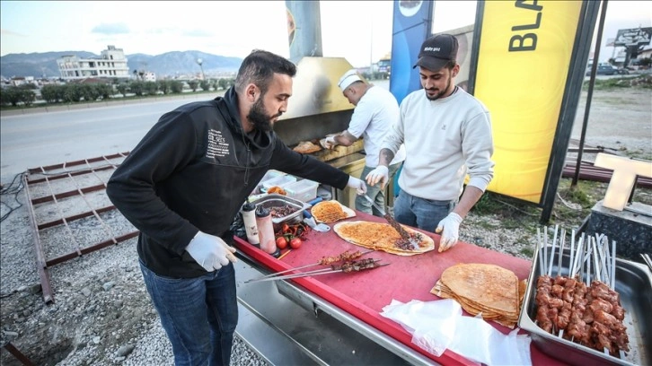 Hataylı esnaf kebap satarak elde ettiği geliri depremzedelere harcıyor