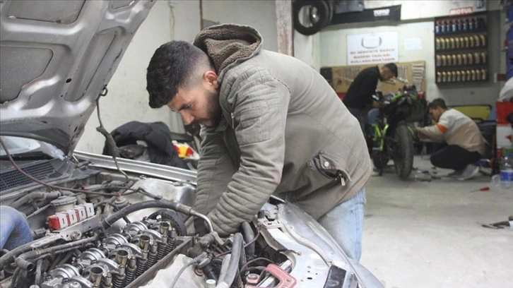 Hataylı oto tamirci ekmek teknesini depremzede esnaf arkadaşıyla paylaşıyor