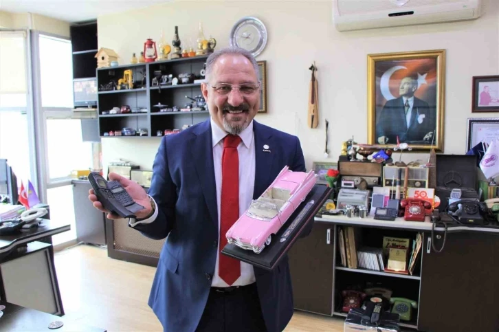 Hatıralara yolculuk yaptıran klasik model araba ve telefon koleksiyonu
