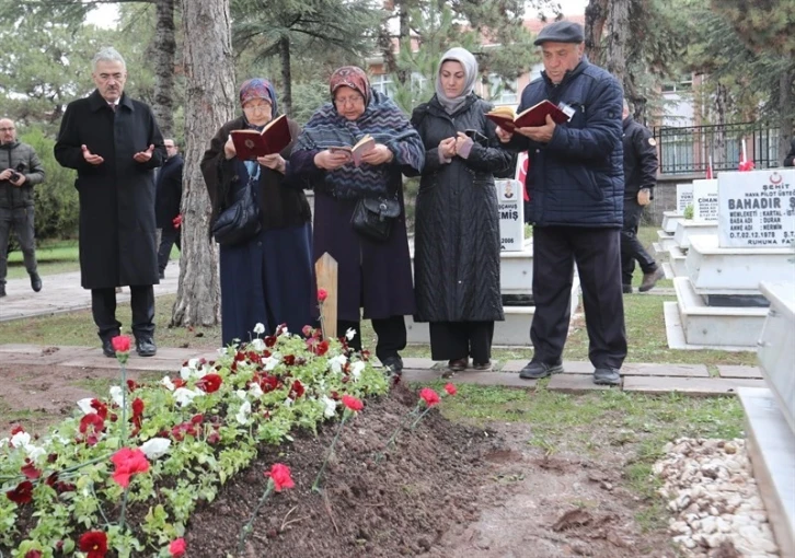 Hava şehitliğinde anma töreni
