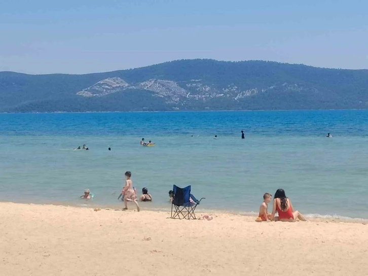 Hava sıcaklığı 35 dereceye yükseldi, Didimliler soluğu sahilde aldı
