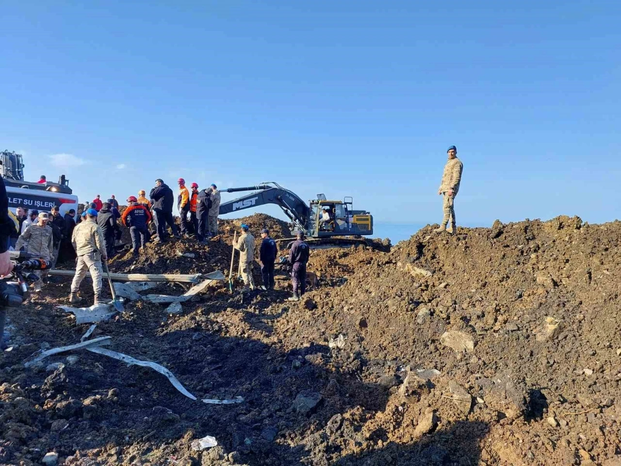 Havadan dron ile yapılan alan taraması ile heyelan altındaki aracın yeri tespit edildi
