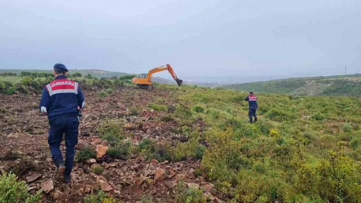 Hazineye ait araziyi kazarken yakalandılar
