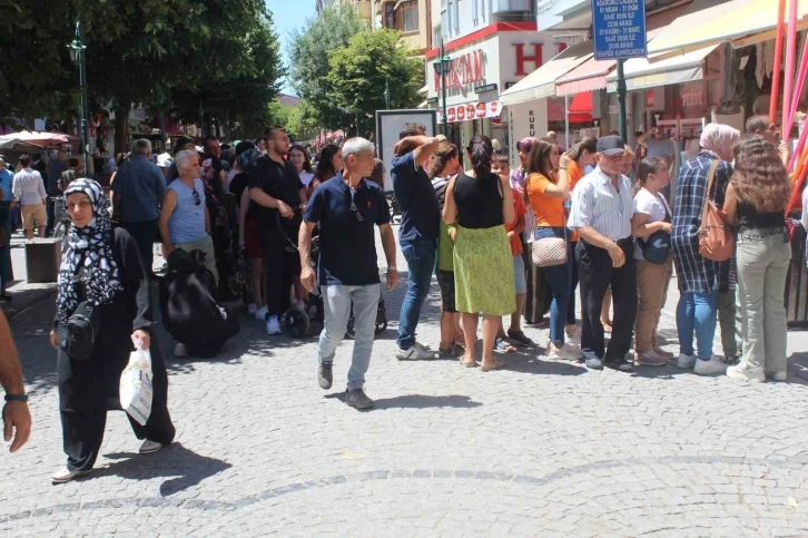 Hediye çekilişine katılmak için uzun kuyruklar oluşturdular
