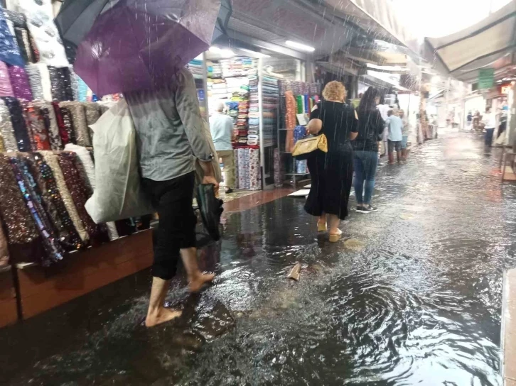 Her yağmurda olduğu gibi İzmir’i yine sağanak vurdu
