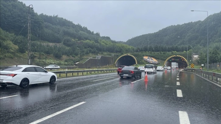 Heyelan nedeniyle Bolu Abant gişelerinden kapatılan Anadolu Otoyolu ulaşıma açıldı