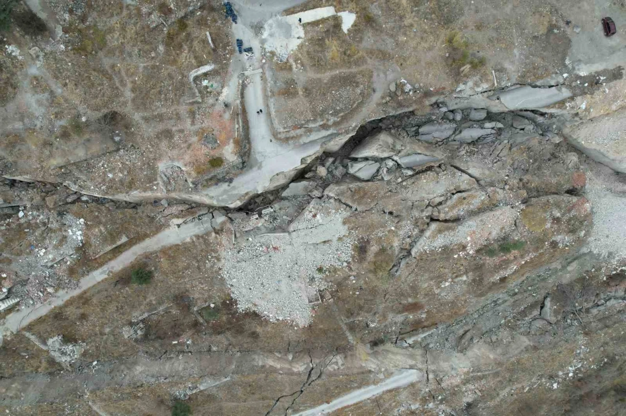 Heyelan riski mahalle sakinlerini tedirgin ediyor
