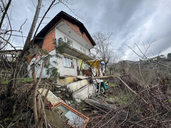 Heyelanda balkonu çöken ev boşaltıldı
