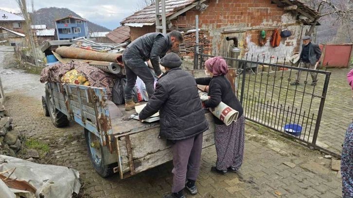 Heyelanda evlerini terk eden vatandaşlara yardım eli uzandı
