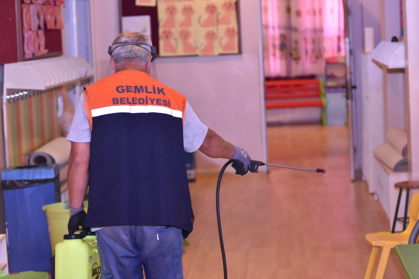 Gemlik'te eğitimden önce dezenfeksiyon