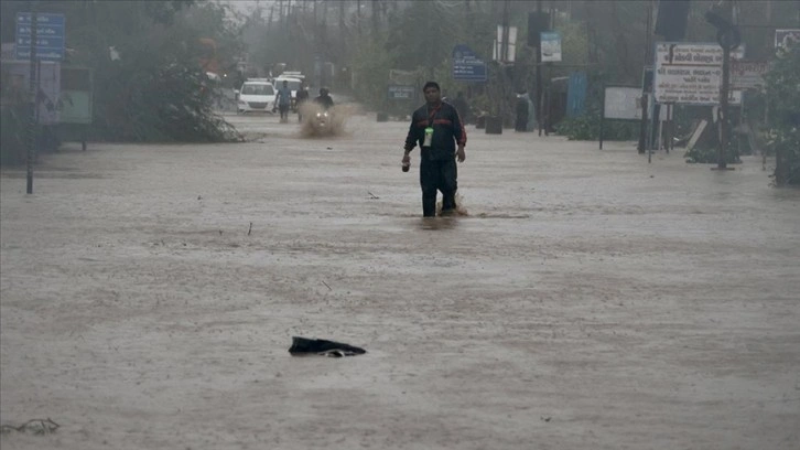 Hindistan'da 108 köyü sular altında bırakan sel, 115 binden fazla kişiyi etkiledi