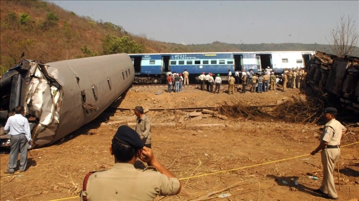 Hindistan'daki tren kazasında ölü sayısı 288'e yükseldi