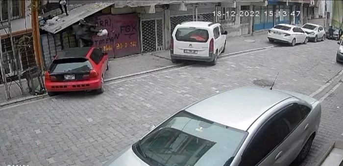 Hırsız için nöbet tutan mahalleli önce yakalayıp dövdü, sonra polise teslim etti
