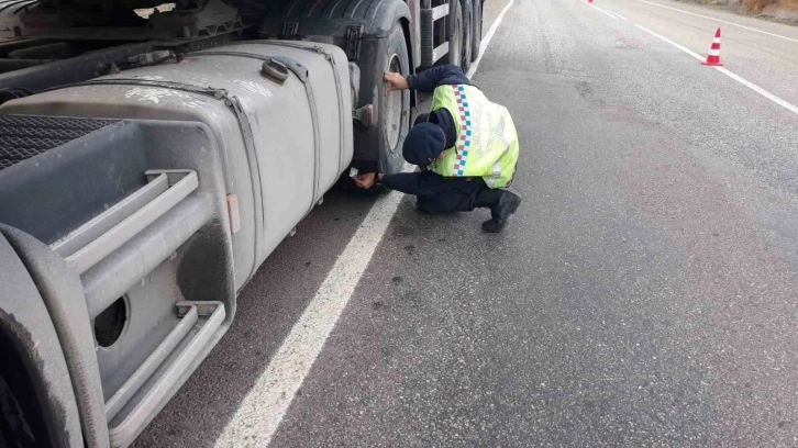 Hisarcık’ta jandarma trafik ekiplerinden kış lastiği denetimi
