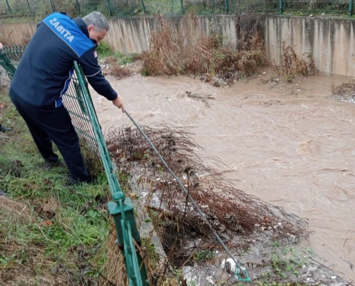 Hisarcık’ta sel sularına kapılan kediyi zabıta ve itfaiye ekipleri kurtardı
