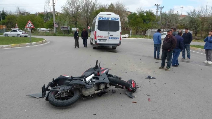 Hız motosikleti minibüse çarptı: 1 ağır yaralı
