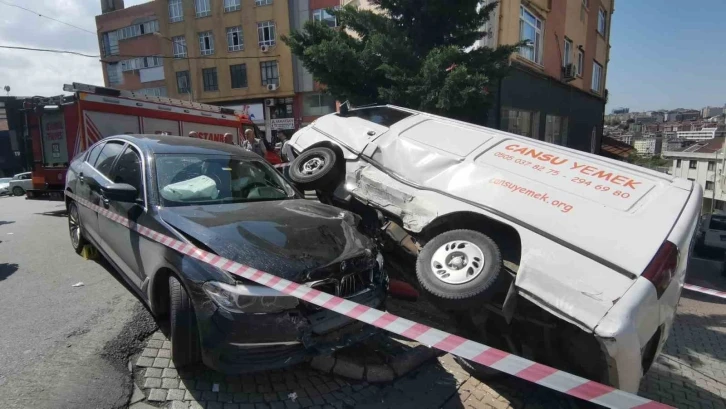 Hızını alamayan araç park halindeki minibüsü devirdi
