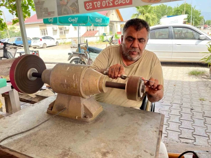 Hobi olarak başladığı bıçak bileme işi engelli vatandaşın mesleği oldu
