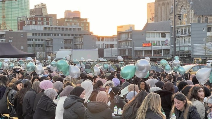 Hollanda'da 800 üniversiteli genç, sokak iftarında buluştu