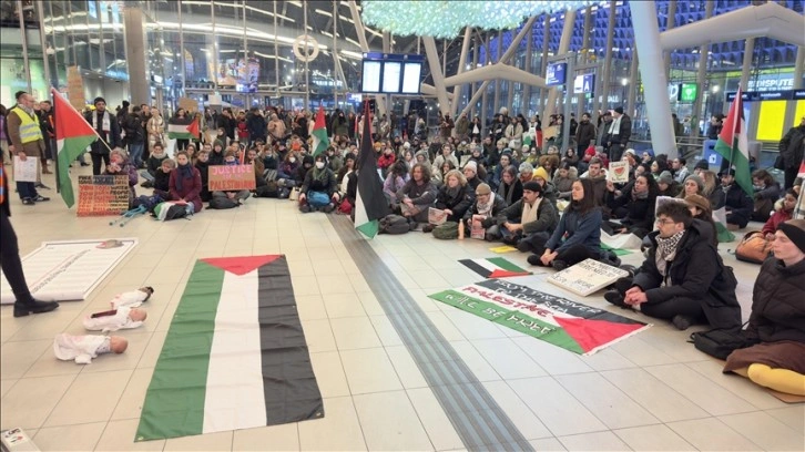 Hollanda'da büyük tren istasyonlarında Filistin'e destek için oturma eylemleri yapıldı