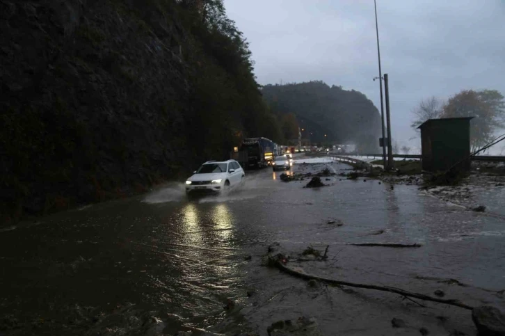 Sarp sınır kapısına giden yol kapandı