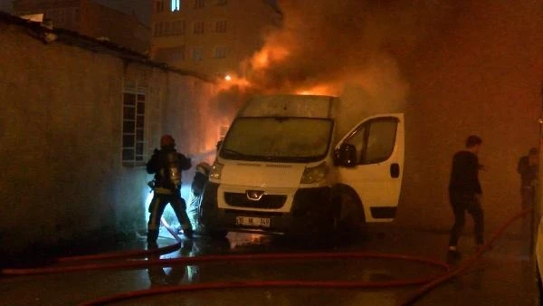 Hurda deposunda çıkan yangın iki araca sıçradı; mahalleli arızalanan otomobili iterek kurtardı