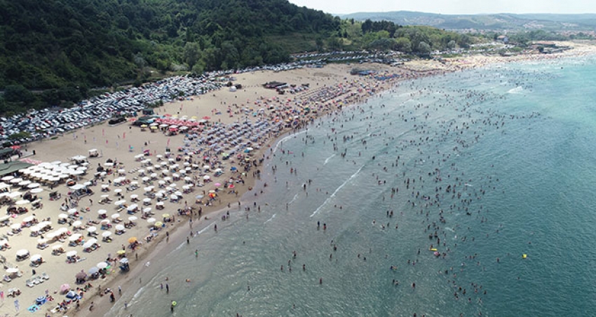 İBB’nin fırtına uyarılarına rağmen plajlar doldu taştı