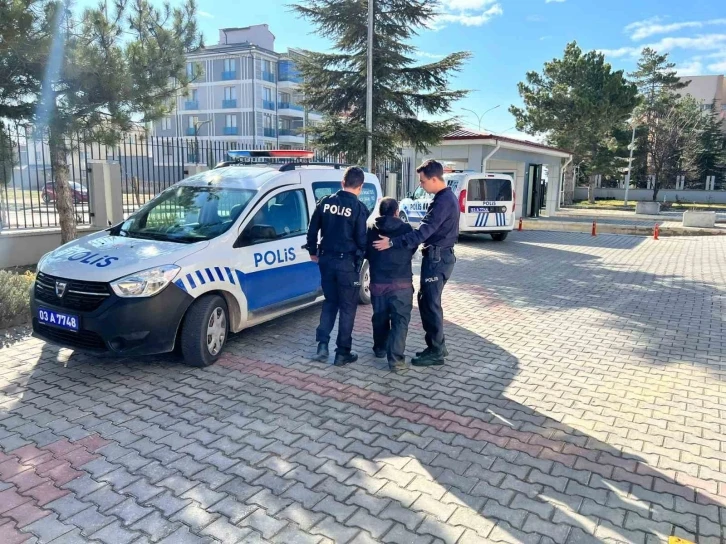 İbadethane ve mezarlara zarar verme suçundan aranan şahıs polis yakaladı
