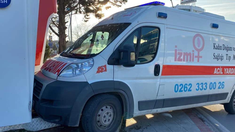 İçinde bebek olan ambulans kaza yaptı