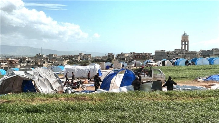 İdlib'de etkili olan fırtına onlarca çadırı uçurdu