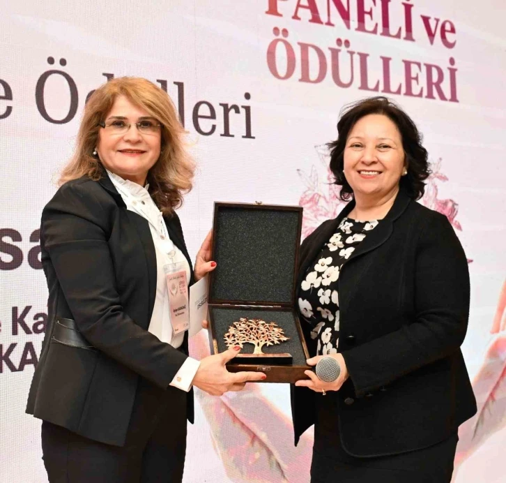 İEÜ’ye ‘Kadınların Geleceğini Güçlendiren Üniversite’ ödülü
