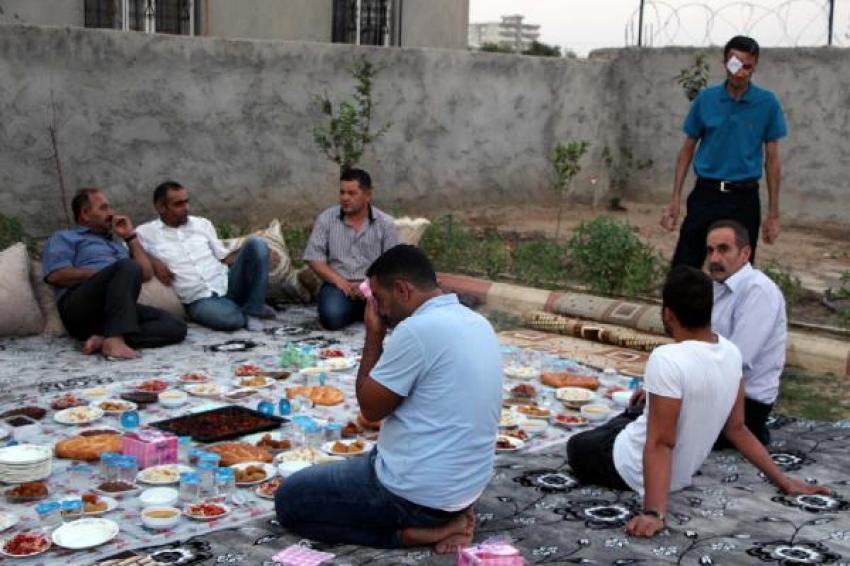 Sazlı sözlü iftar yemeği verdi