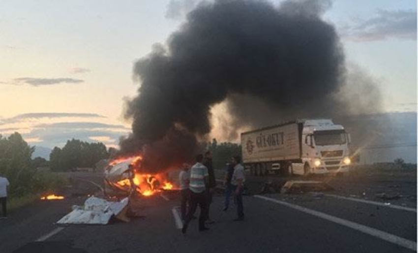 Iğdır’da TIR’la minibüs çarpıştı: 1 ölü