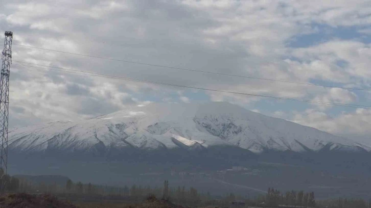 Iğdır ovasını çevreleyen dağlar yeniden beyaza büründü
