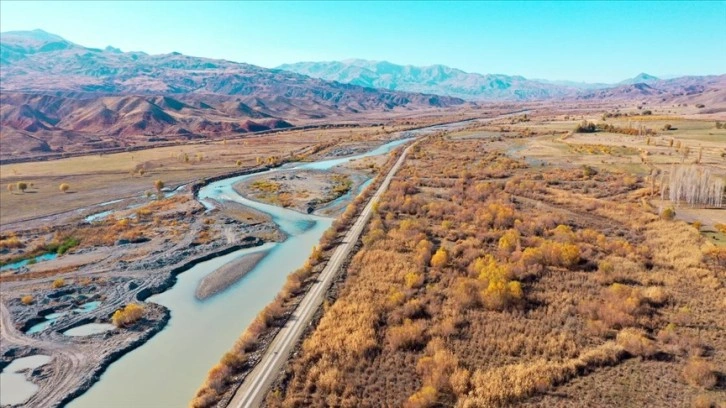 Iğdır'daki Aras Vadisi'nde sonbahar renkleri drone ile görüntülendi