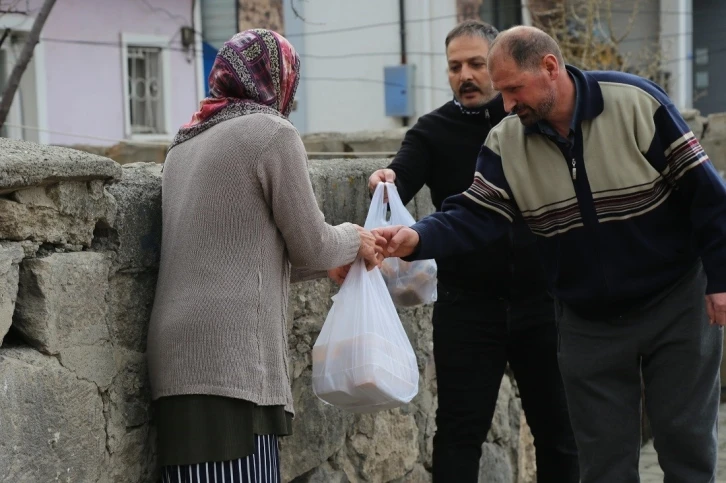 İhtiyaç sahibi vatandaşlara iftar yemeği dağıtılıyor
