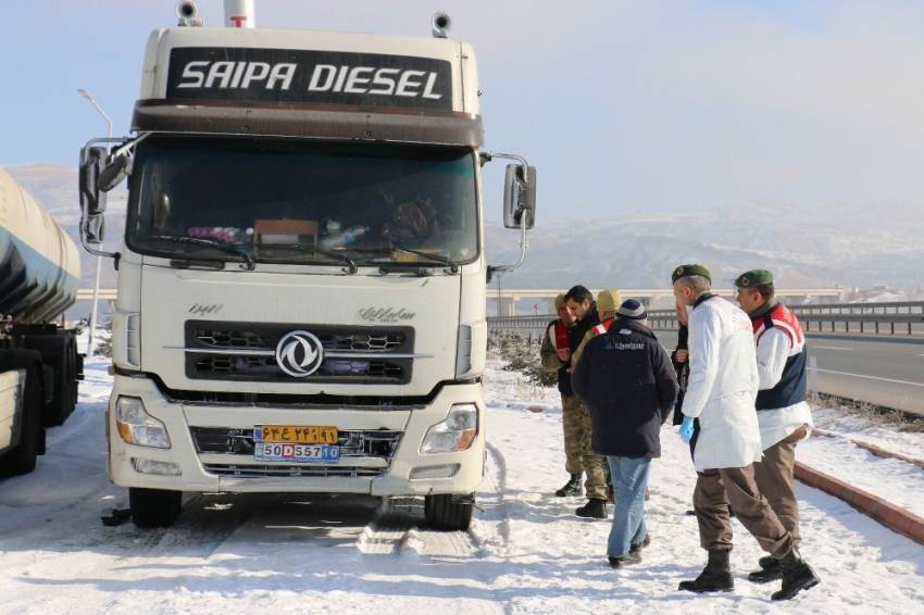 TIR’da uyuyan 2 İranlı zehirlenerek öldü