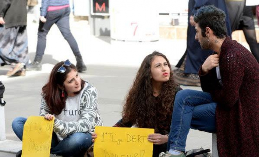 İki ünversite öğrencisi 1 liraya dert dinliyor