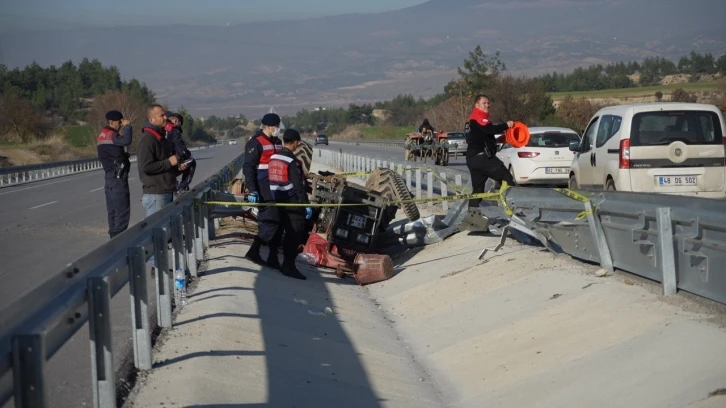 İki bariyer arasına devrilen traktörün sürücüsü hayatını kaybetti
