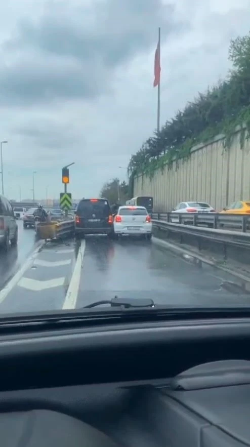 İki inatçı sürücü Bahçelievler yan yol girişindeki bariyerlere böyle sıkıştı
