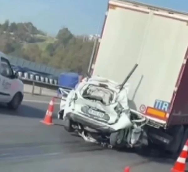 Bursa plakalı araç İki tırın arasında kağıt gibi ezildi, 1 kişi öldü