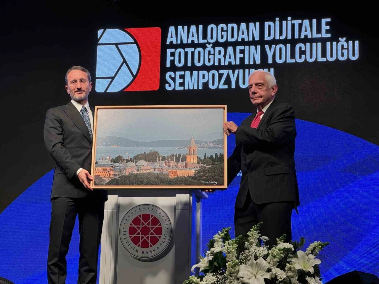 İletişim Başkanı Altun, "İzzet Keribar Fotoğraf Sergisi" ve "Analogdan Dijitale Fotoğrafın Yolculuğu Sempozyumu"na katıldı