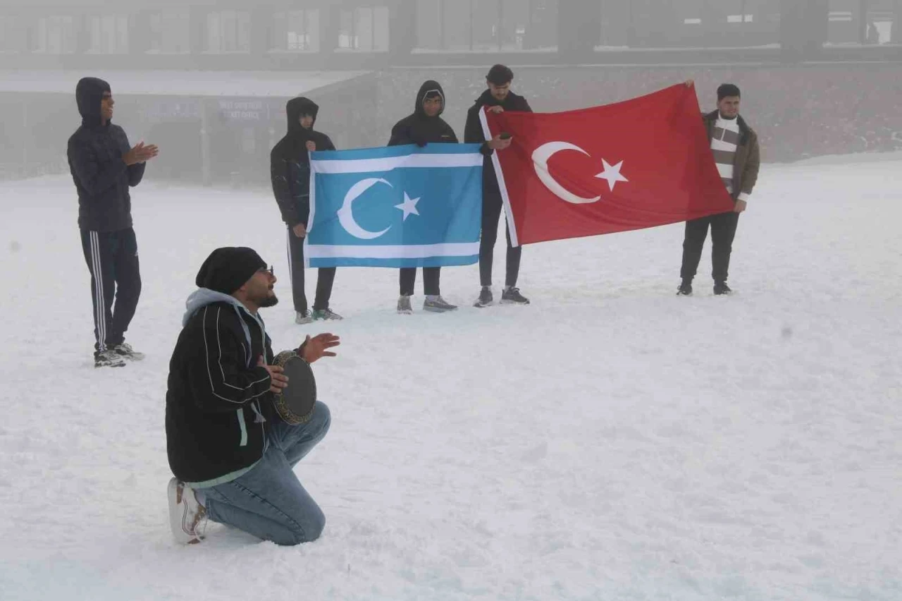 İlk defa kar gören Türkmenler gönüllerince eğlendi
