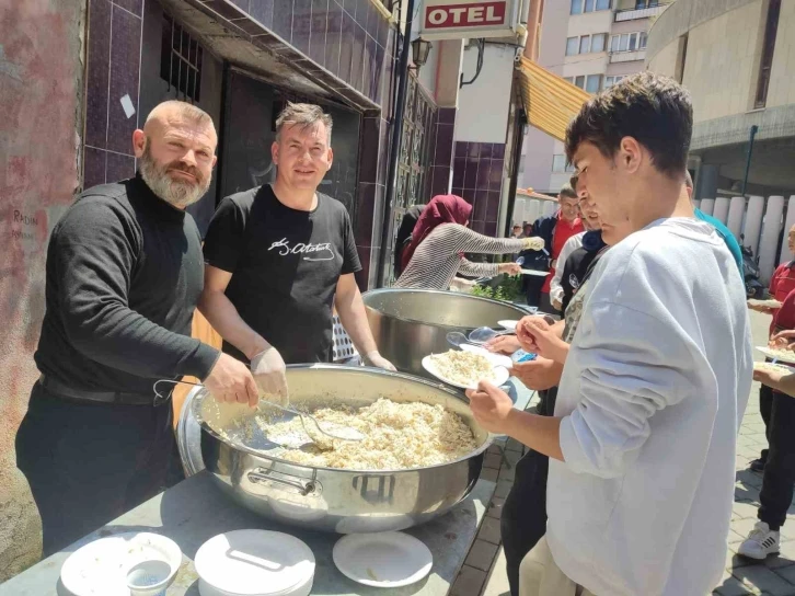 İlk maaşını vatandaşa yedirdi
