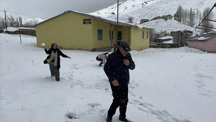 İlkbaharda Erzincan'da yağan kar eğlenceye dönüştü