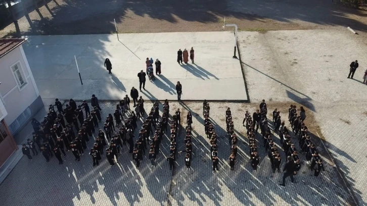 İlkokul öğrencileri Atatürk’ü marşlarla yad etti
