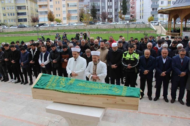 İmam babanın en acı görevi: Öldürülen üniversite öğrencisi oğlunun cenaze namazını kıldırdı
